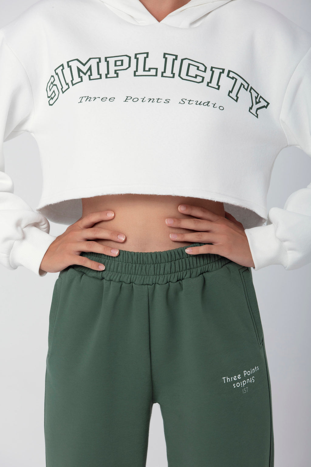 Beyaz Simplicity Crop Sweatshirt