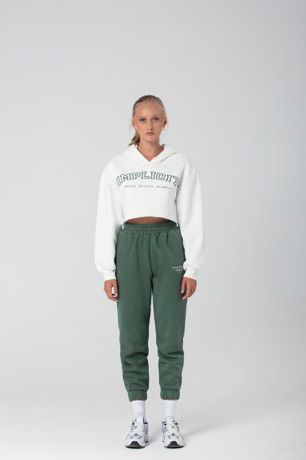 Beyaz Simplicity Crop Sweatshirt