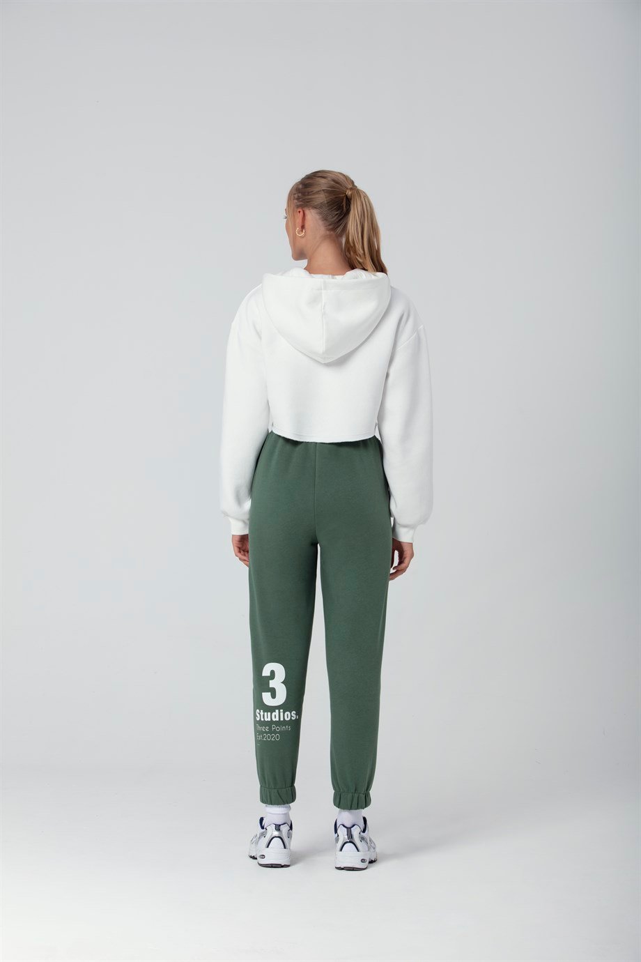 Beyaz Simplicity Crop Sweatshirt